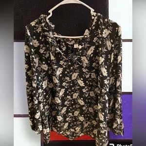 OLD NAVY floral top, it’s a size XXL, it’s thin and beautiful🖤